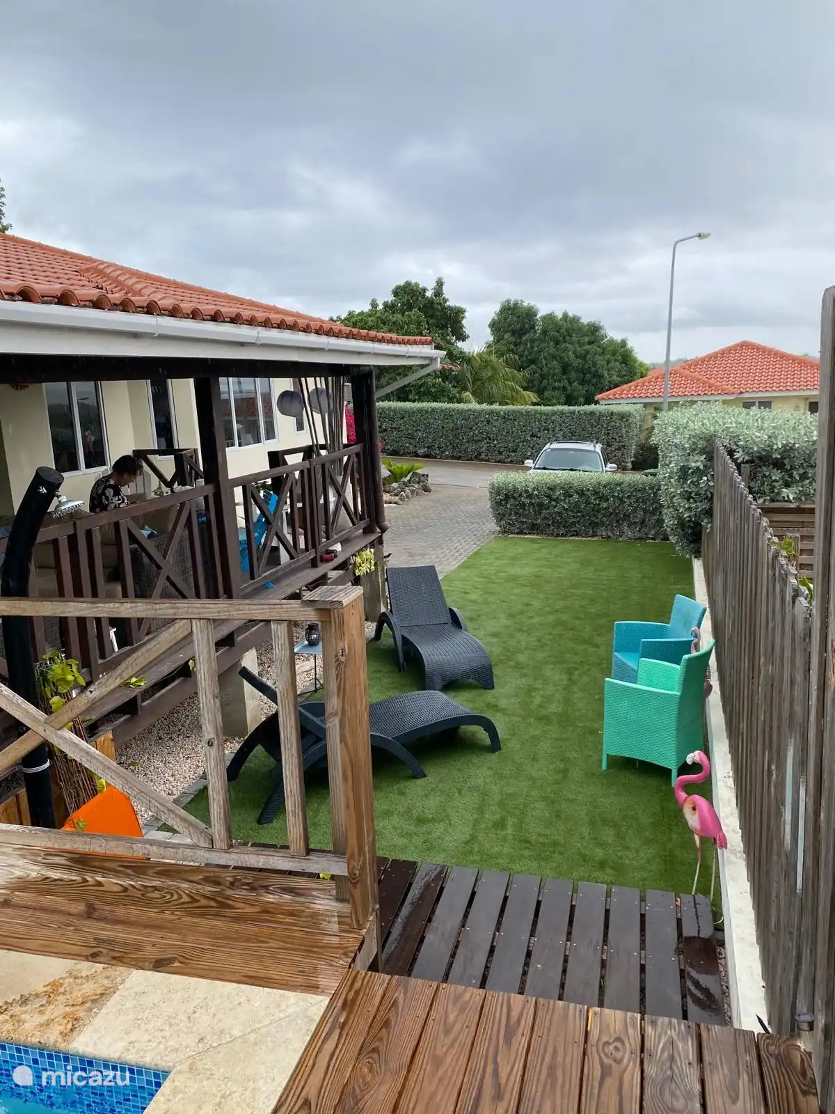 En el lateral de la casa hemos creado una ducha exterior con un trozo de jardín. 