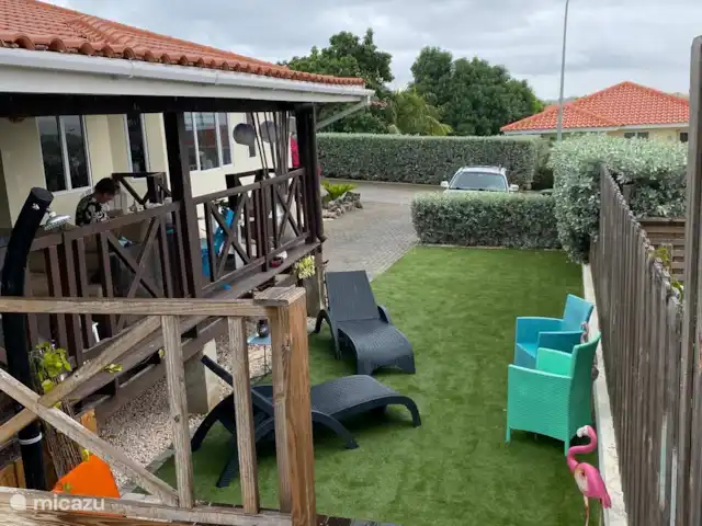 Location de Vacances Curaçao, Banda Ariba (est), Jan Thiel, maison de vacances - Kas Granjero Sur le côté de la maison, nous avons créé une douche extérieure avec un morceau de jardin.