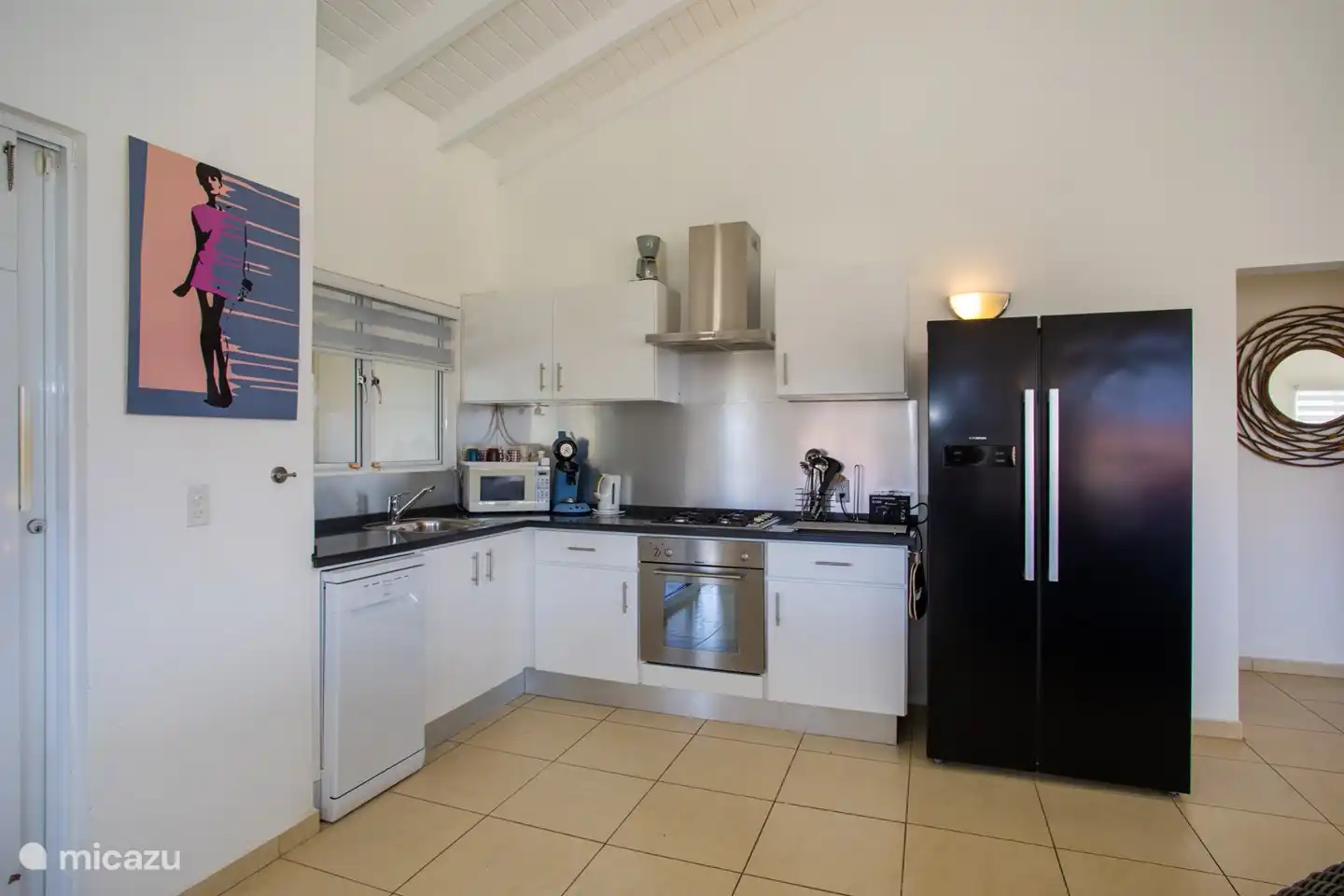 Cocina totalmente equipada. Lavavajillas, cafetera, tetera, horno, nevera grande con congelador, microondas.