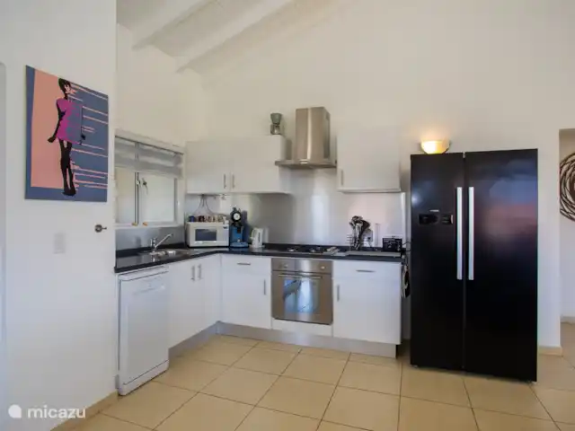 Location de Vacances Curaçao, Banda Ariba (est), Jan Thiel, maison de vacances - Kas Granjero Cuisine entièrement équipée. Lave-vaisselle, cafetière, bouilloire, four, grand réfrigérateur avec congélateur, micro-ondes.