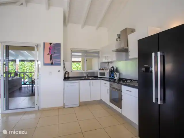 Location de Vacances Curaçao, Banda Ariba (est), Jan Thiel, maison de vacances - Kas Granjero Cuisine entièrement équipée. Lave-vaisselle, cafetière, bouilloire, four, grand réfrigérateur avec congélateur, micro-ondes.