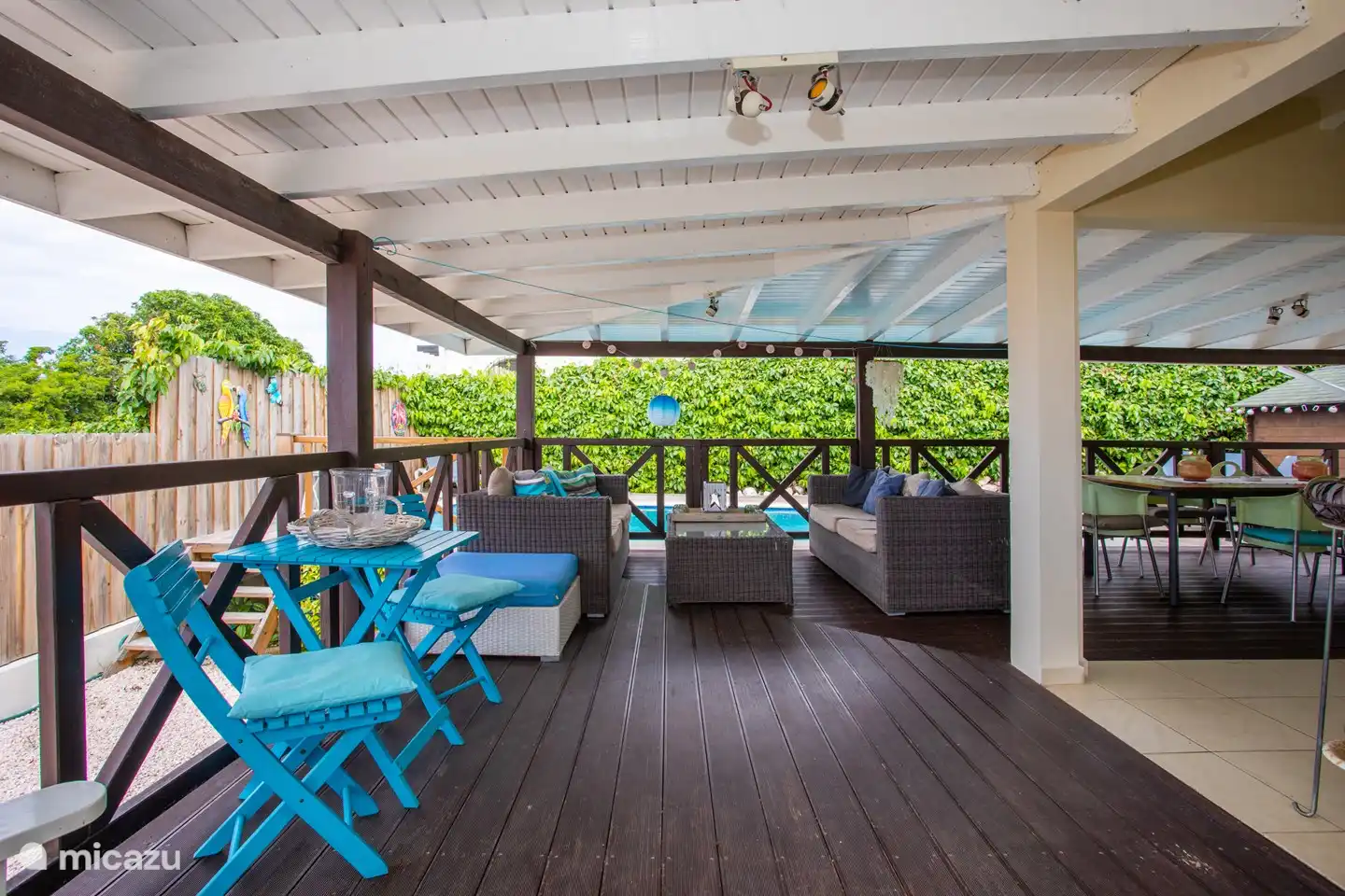 La veranda, un maravilloso lugar para vivir al aire libre. Detrás de la terraza está la piscina. Es un buen lugar para comer a la sombra, jugar, relajarse o leer un libro.