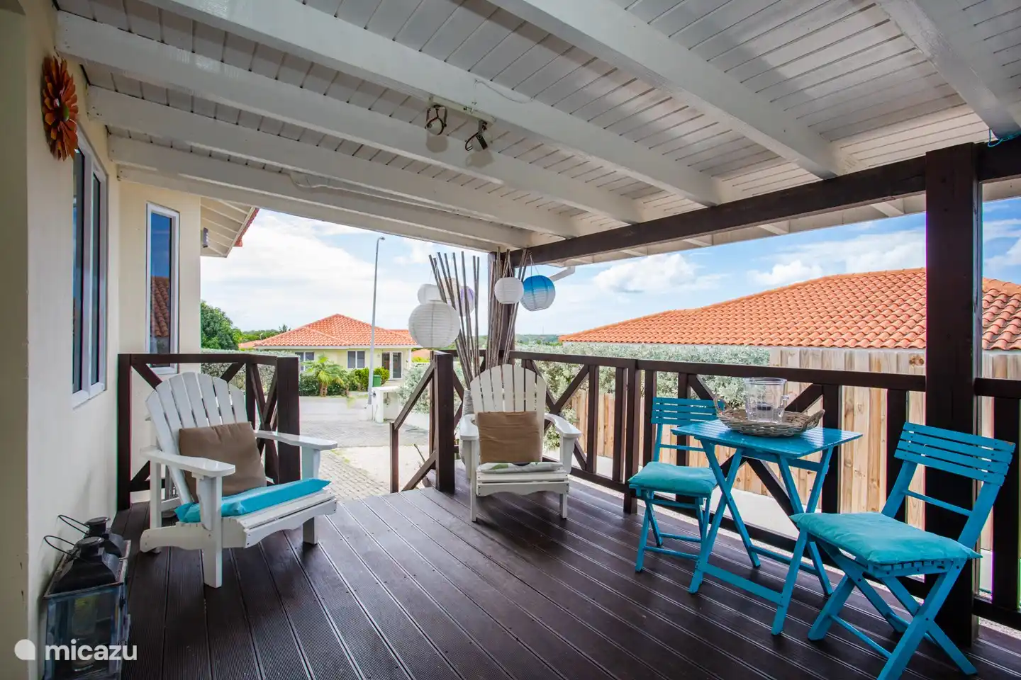 La veranda, un maravilloso lugar para vivir al aire libre. Detrás de la terraza está la piscina. Es un buen lugar para comer a la sombra, jugar, relajarse o leer un libro.