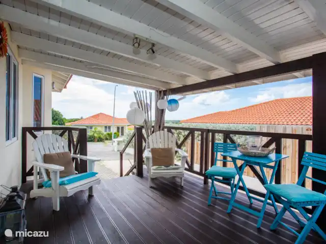 Location de Vacances Curaçao, Banda Ariba (est), Jan Thiel, maison de vacances - Kas Granjero La véranda, un endroit merveilleux pour vivre à l'extérieur. Derrière la véranda se trouve la piscine. C'est un endroit agréable pour manger à l'ombre, jouer à des jeux, se détendre ou lire un livre.
