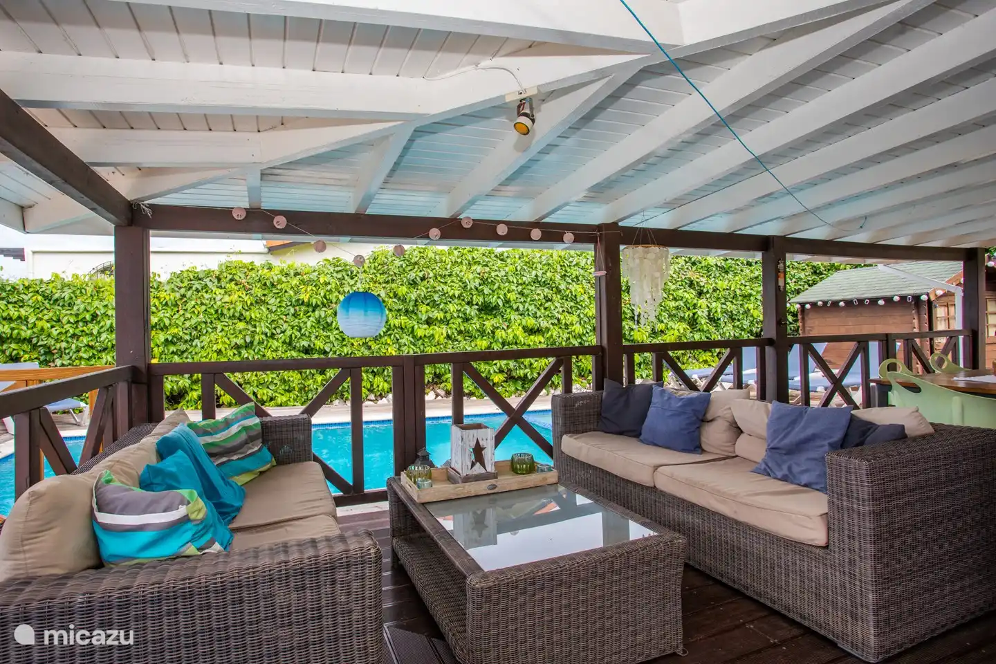 La veranda, un maravilloso lugar para vivir al aire libre. Detrás de la terraza está la piscina. Es un buen lugar para comer a la sombra, jugar, relajarse o leer un libro.