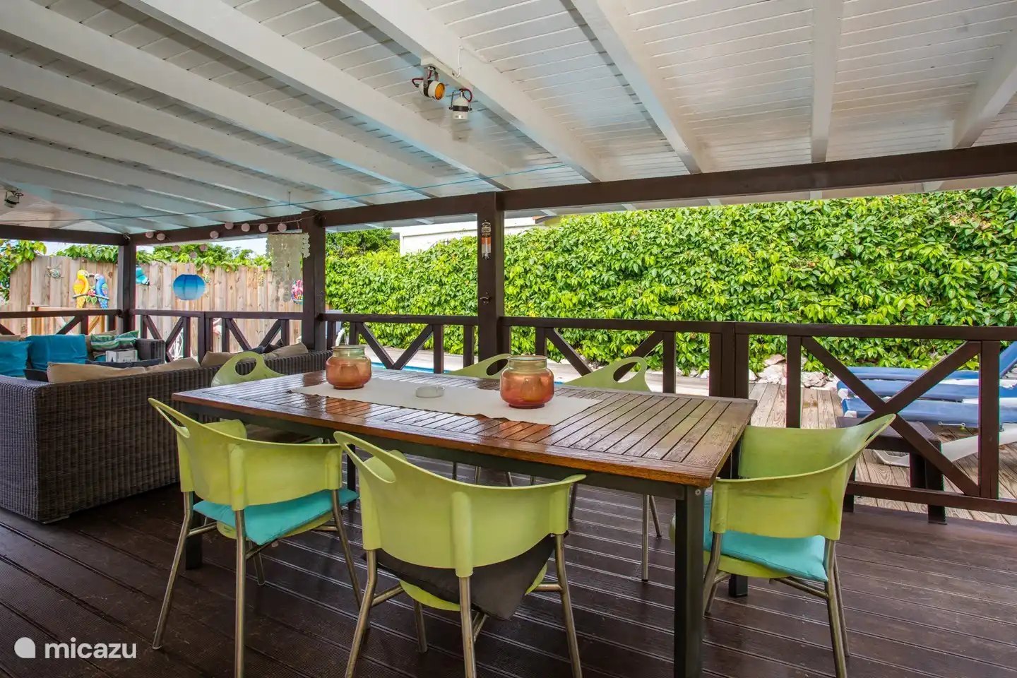 La veranda, un maravilloso lugar para vivir al aire libre. Detrás de la terraza está la piscina. Es un buen lugar para comer a la sombra, jugar, relajarse o leer un libro.