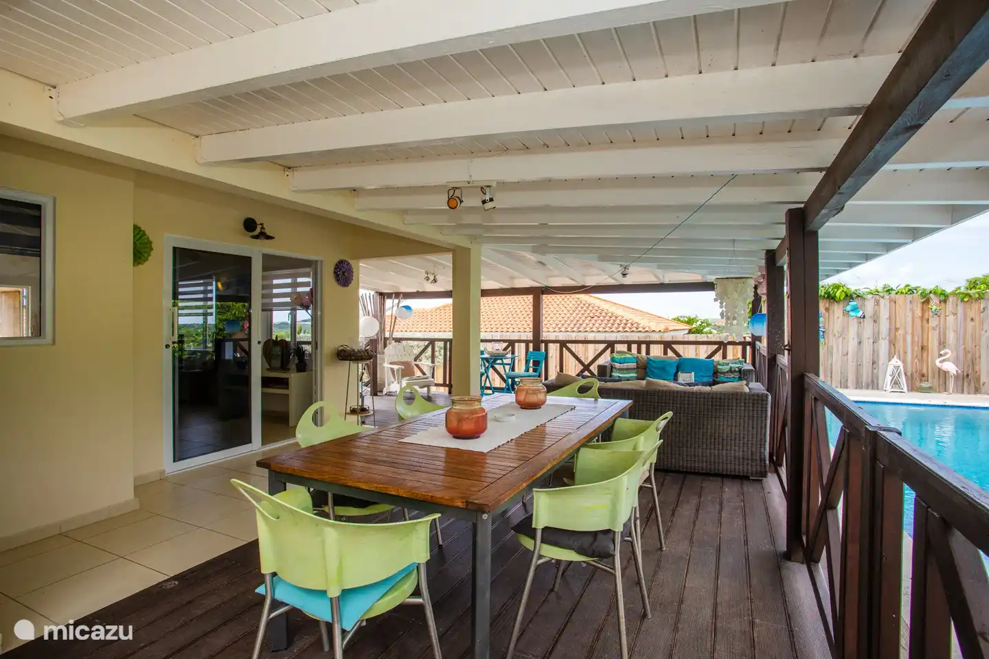 La veranda, un maravilloso lugar para vivir al aire libre. Detrás de la terraza está la piscina. Es un buen lugar para comer a la sombra, jugar, relajarse o leer un libro.