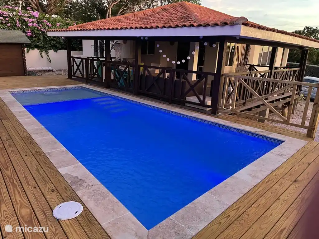 Piscina privada con iluminación nocturna