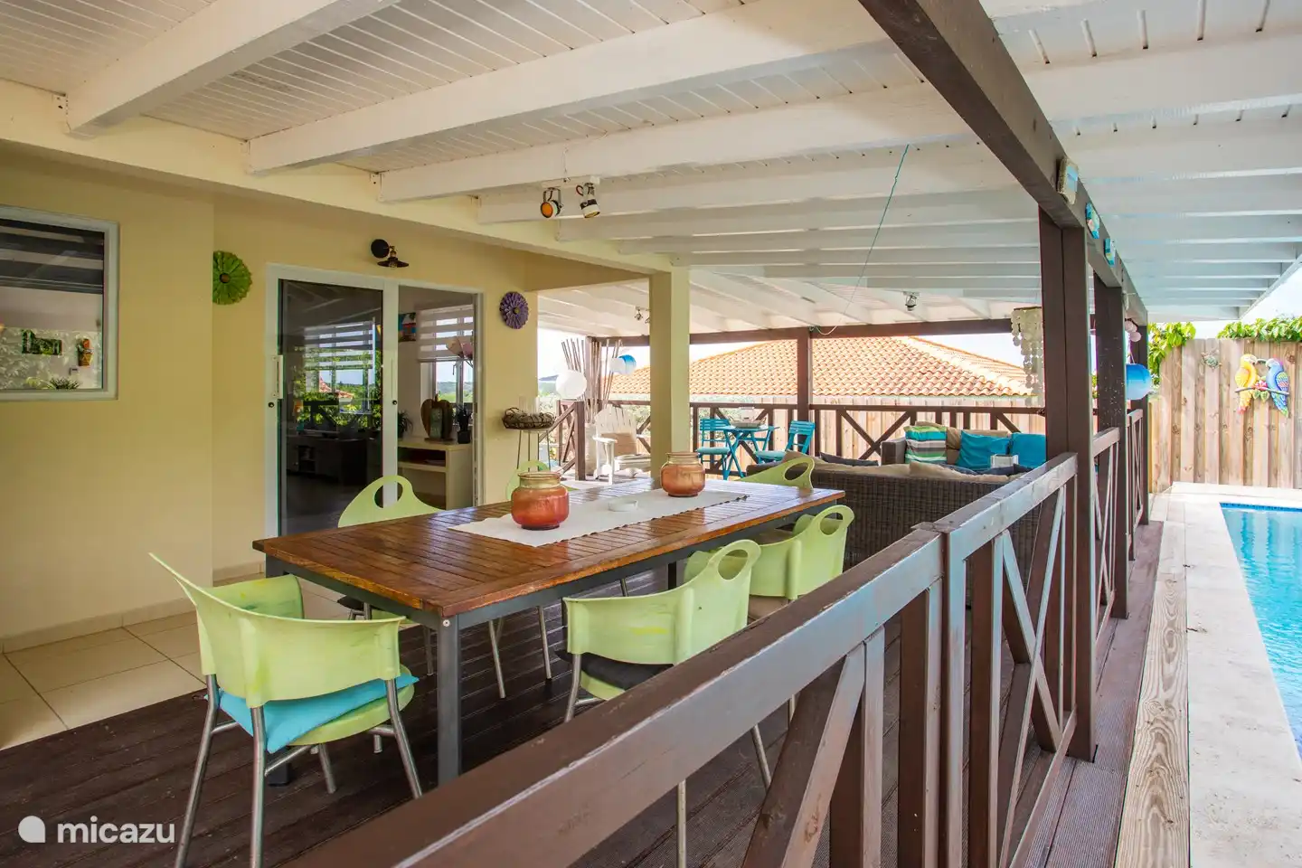 La veranda, un maravilloso lugar para vivir al aire libre. Detrás de la terraza está la piscina. Es un buen lugar para comer a la sombra, jugar, relajarse o leer un libro.