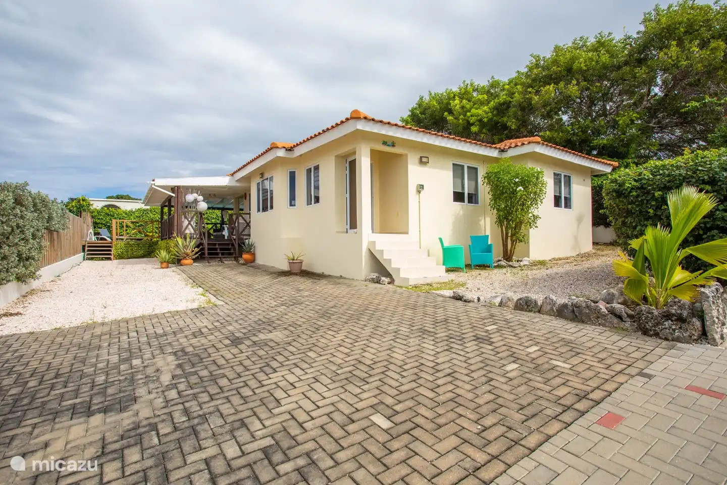 Frente de la casa con entrada