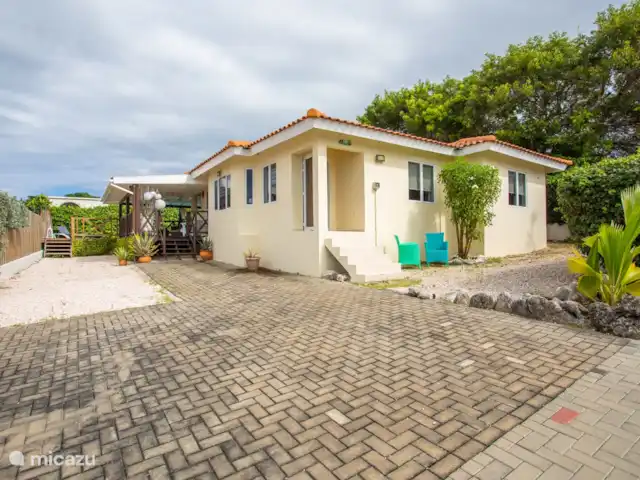 Location de Vacances Curaçao, Banda Ariba (est), Jan Thiel, maison de vacances - Kas Granjero Façade de la maison avec allée