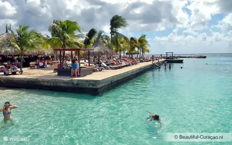 Zanzíbar en Jan Thiel. Uno de los clubes de playa más populares a 3 km.