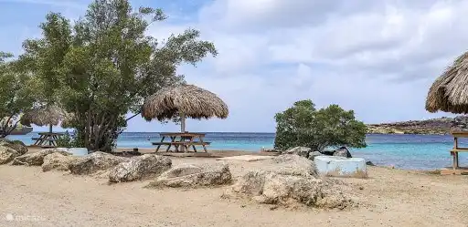 Caracasbaai, una bonita playa pública con buenos restaurantes locales, pero también con la oportunidad de traer tu propia comida y bebida.