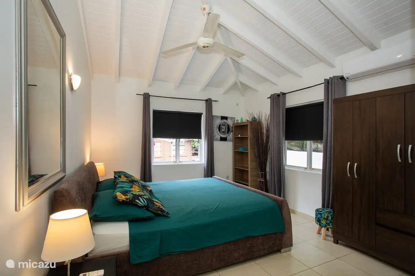 El dormitorio principal. Una hermosa y relajante habitación con un baño conectado. Los dormitorios tienen aire acondicionado.