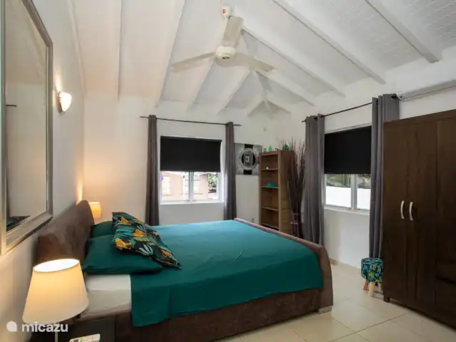 Location de Vacances Curaçao, Banda Ariba (est), Jan Thiel, maison de vacances - Kas Granjero La Chambre des maîtres. Une belle chambre relaxante avec une salle de bains communicante. Les chambres sont climatisées.