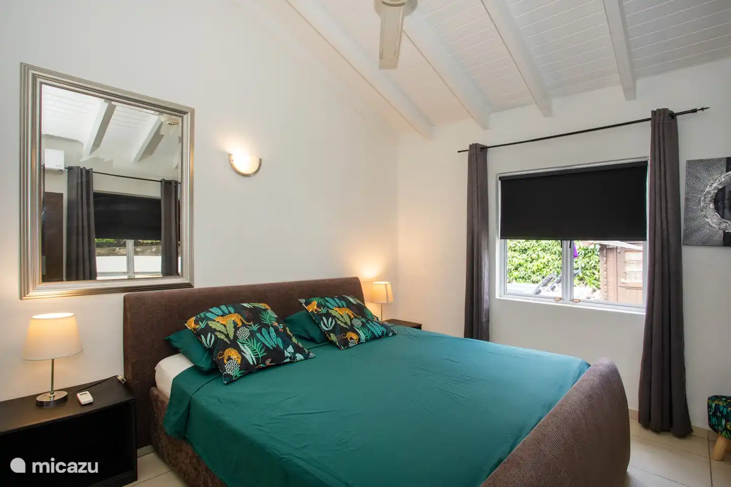 El dormitorio principal. Una hermosa y relajante habitación con un baño conectado. Los dormitorios tienen aire acondicionado.