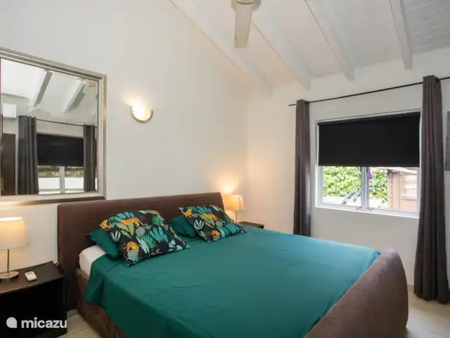 Location de Vacances Curaçao, Banda Ariba (est), Jan Thiel, maison de vacances - Kas Granjero La Chambre des maîtres. Une belle chambre relaxante avec une salle de bains communicante. Les chambres sont climatisées.