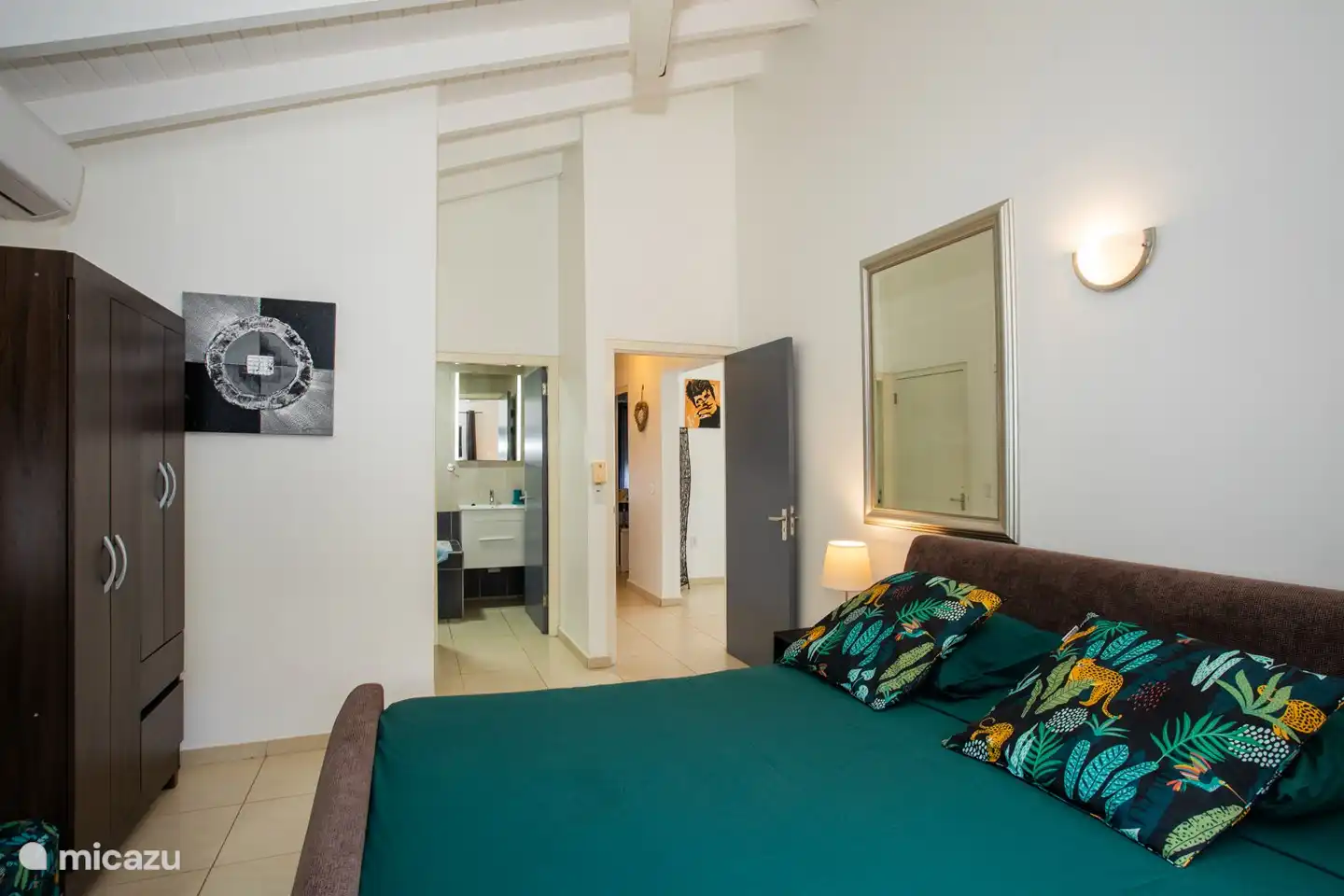 El dormitorio principal. Una hermosa y relajante habitación con un baño conectado. Los dormitorios tienen aire acondicionado.