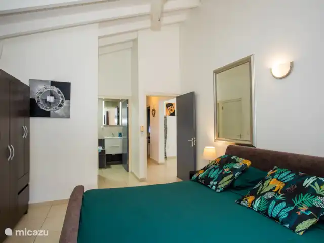 Location de Vacances Curaçao, Banda Ariba (est), Jan Thiel, maison de vacances - Kas Granjero La Chambre des maîtres. Une belle chambre relaxante avec une salle de bains communicante. Les chambres sont climatisées.