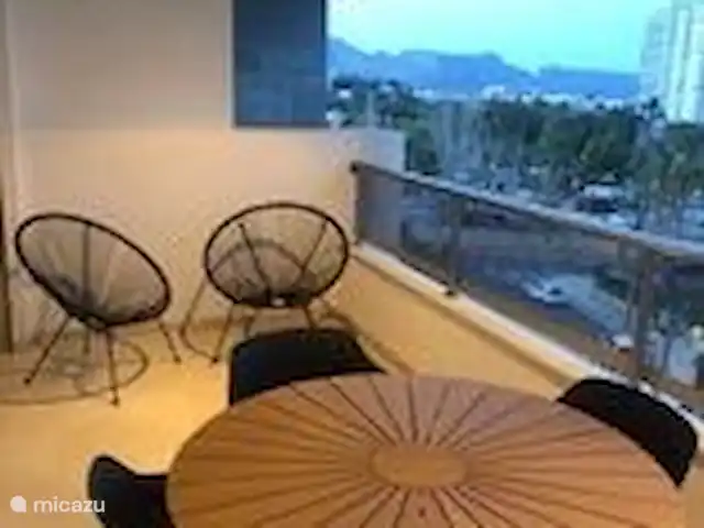 appartement huren in Spanje, Costa Blanca, Albir – Fleur's Attico Albir Terras met lounge stoel en terrastafel en 4 stoelen