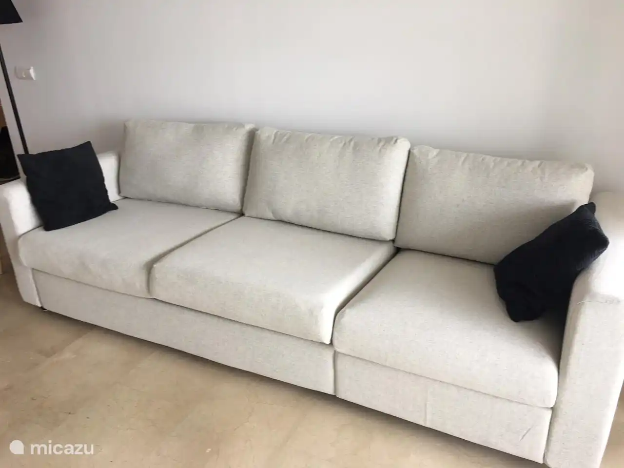Canapé convertible, système italien, confortable, 4 places, couchage en 140 cm.