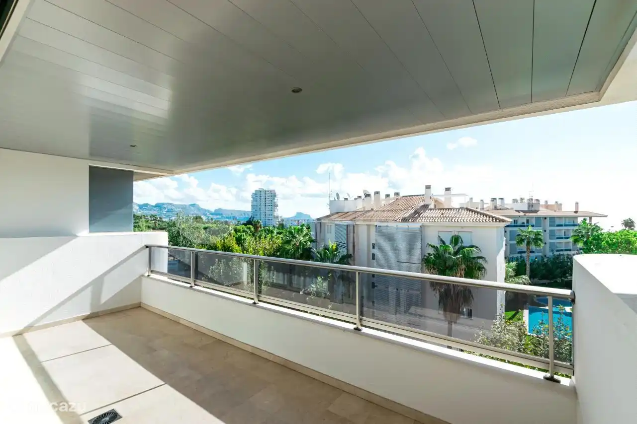 Grande terrasse exposée Est. Dès le soleil du matin.