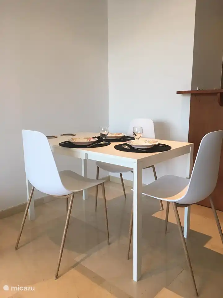 Table à manger et 4 chaises