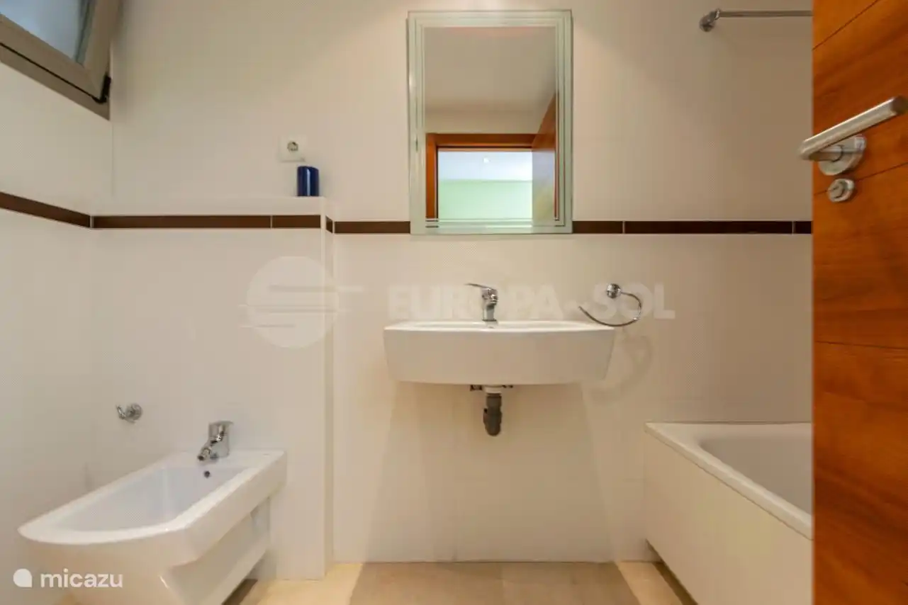 Salle de bain avec baignoire, douche, bidet et WC