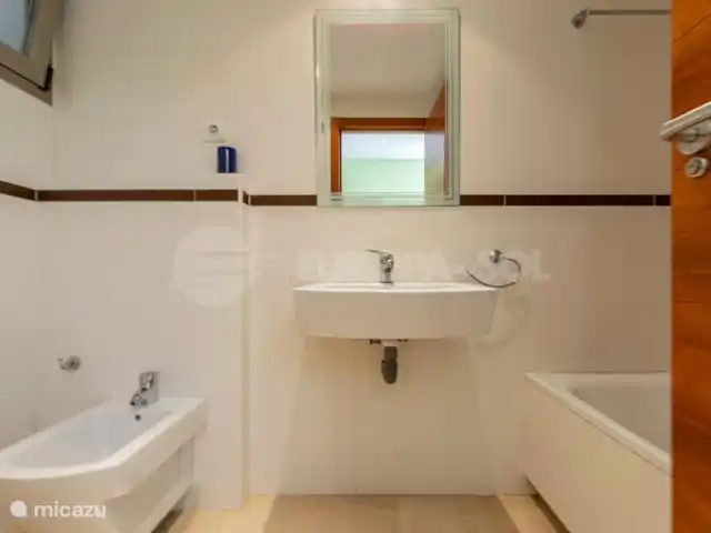 appartement huren in Spanje, Costa Blanca, Albir – Fleur's Attico Albir Badkamer met bad, douche, bidet en toilet