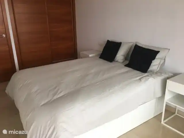 appartement huren in Spanje, Costa Blanca, Albir – Fleur's Attico Albir Ruime slaapkamer met 2 persoonsbed (150cm) en ruime kleerkast