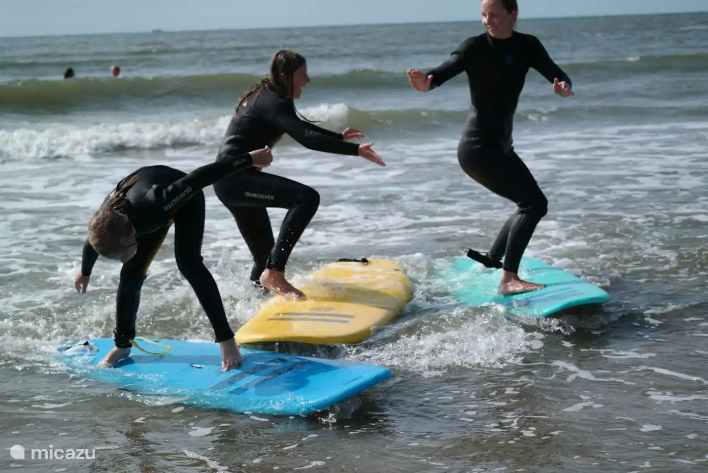 Nehmen Sie an Surfkursen am Strand der Surfschule high5 teil.