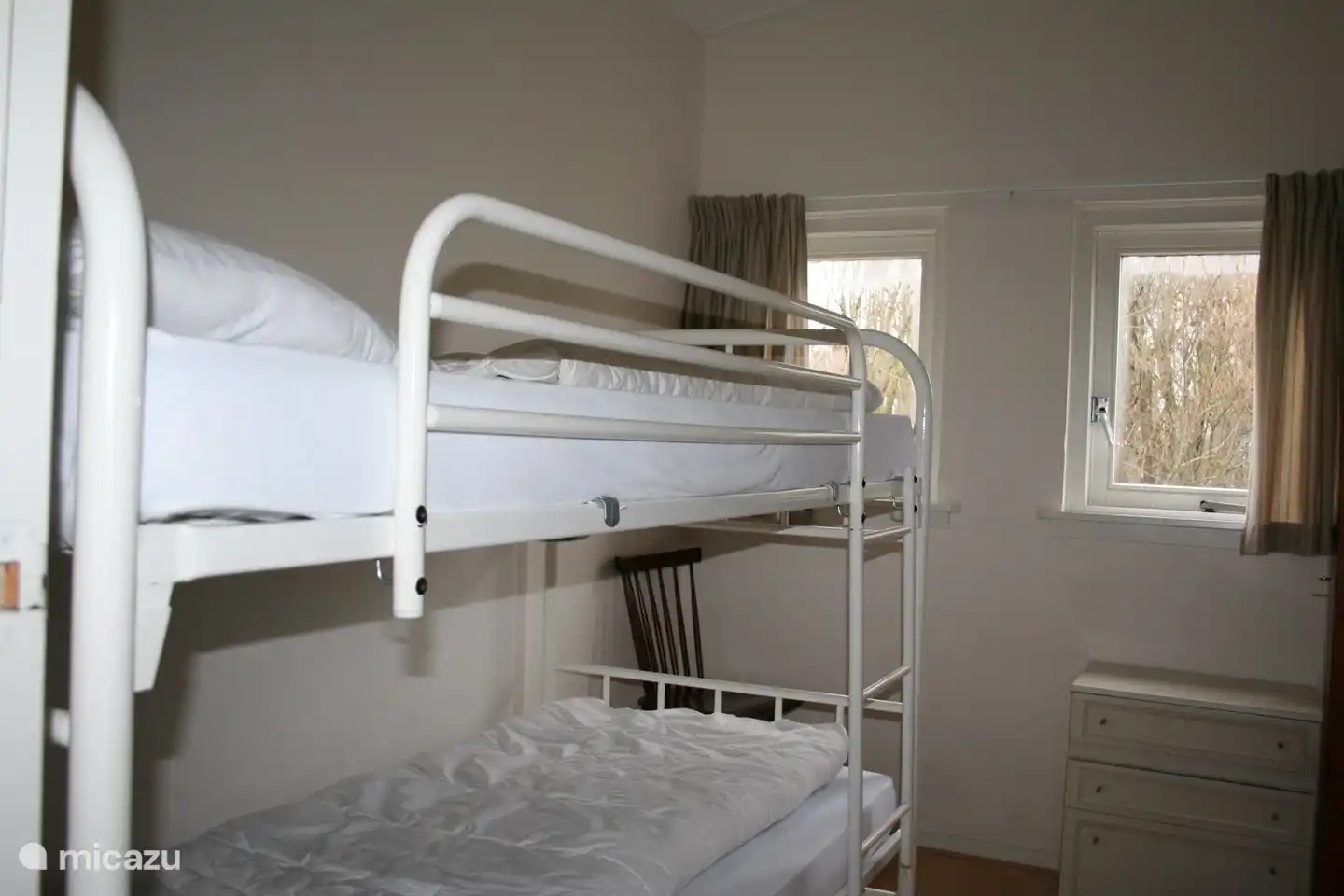 Lit superposé 90x200. Couettes et oreillers à disposition.