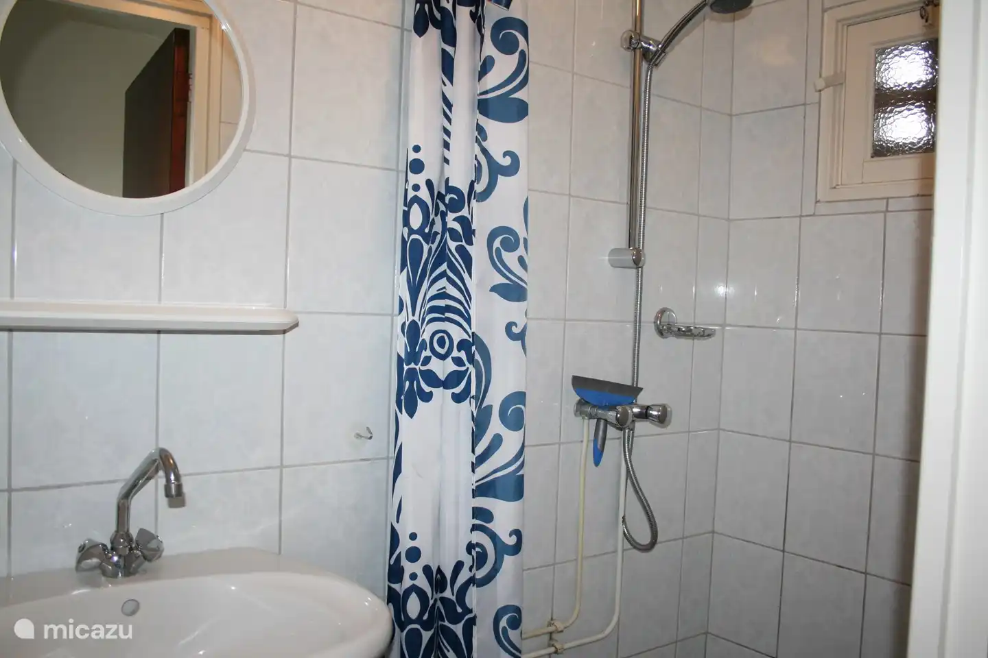Salle de bain avec douche et lavabo