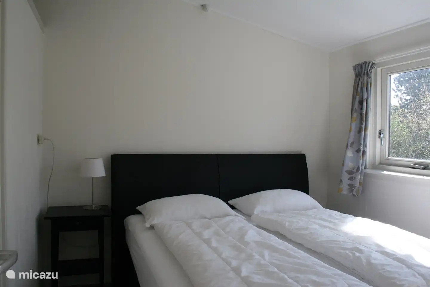 Grande chambre, lit double avec matelas simples. Couettes et oreillers 1 personne à disposition.