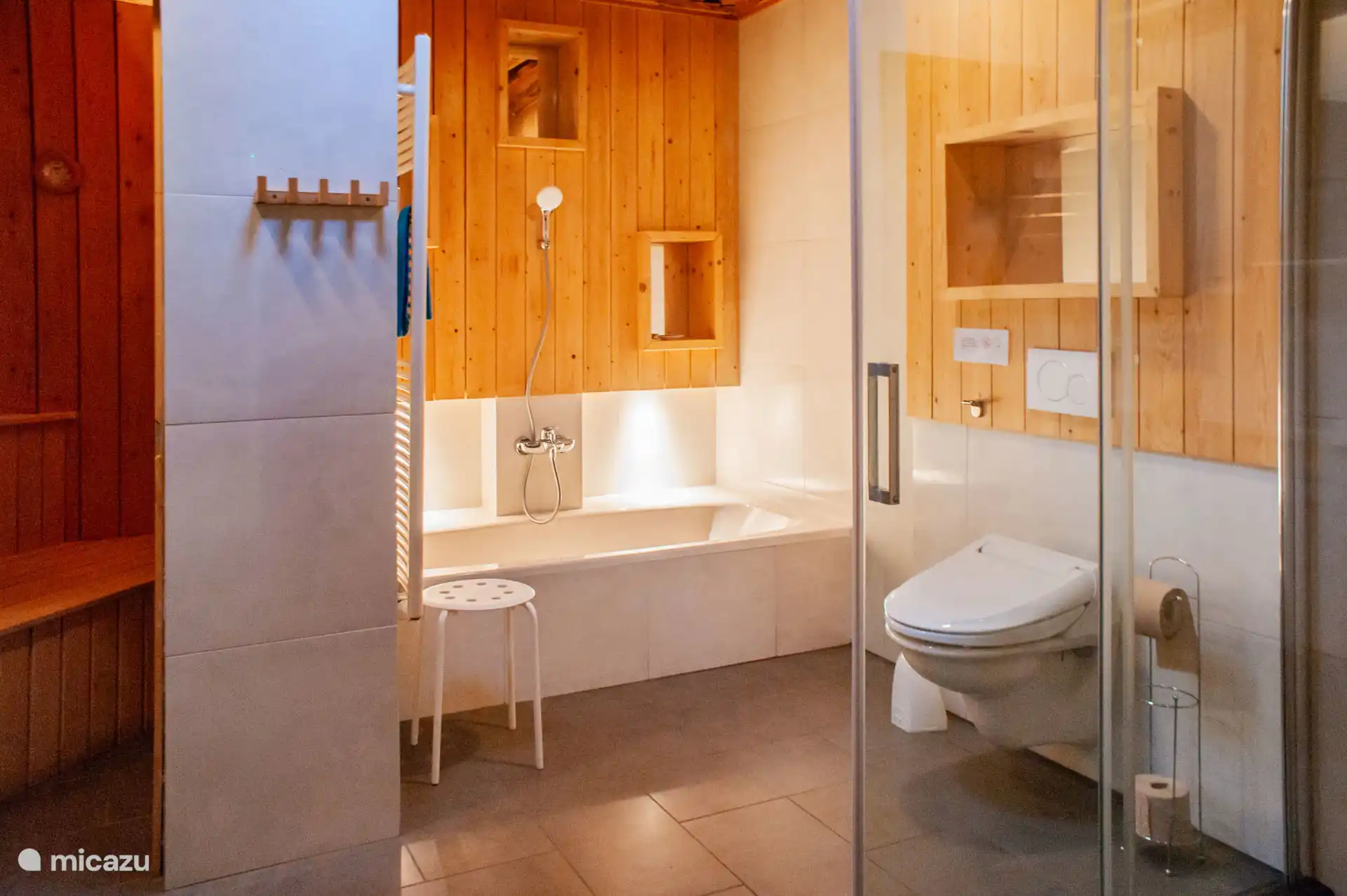 Baño en la planta baja con sauna y ducha infrarroja