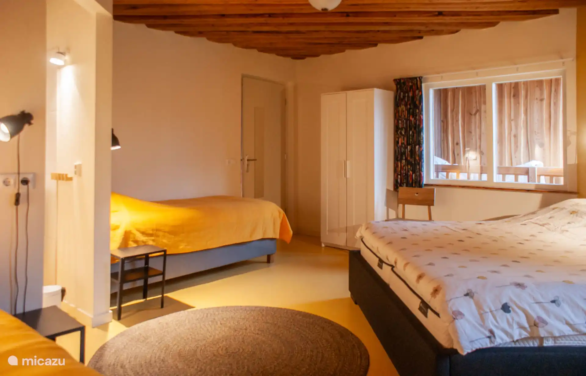 Dormitorio en la planta baja con una cama doble y dos camas individuales