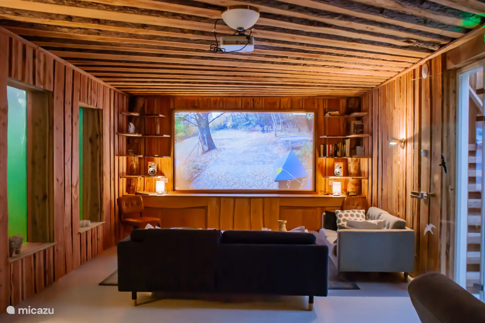 Salón con gran viga