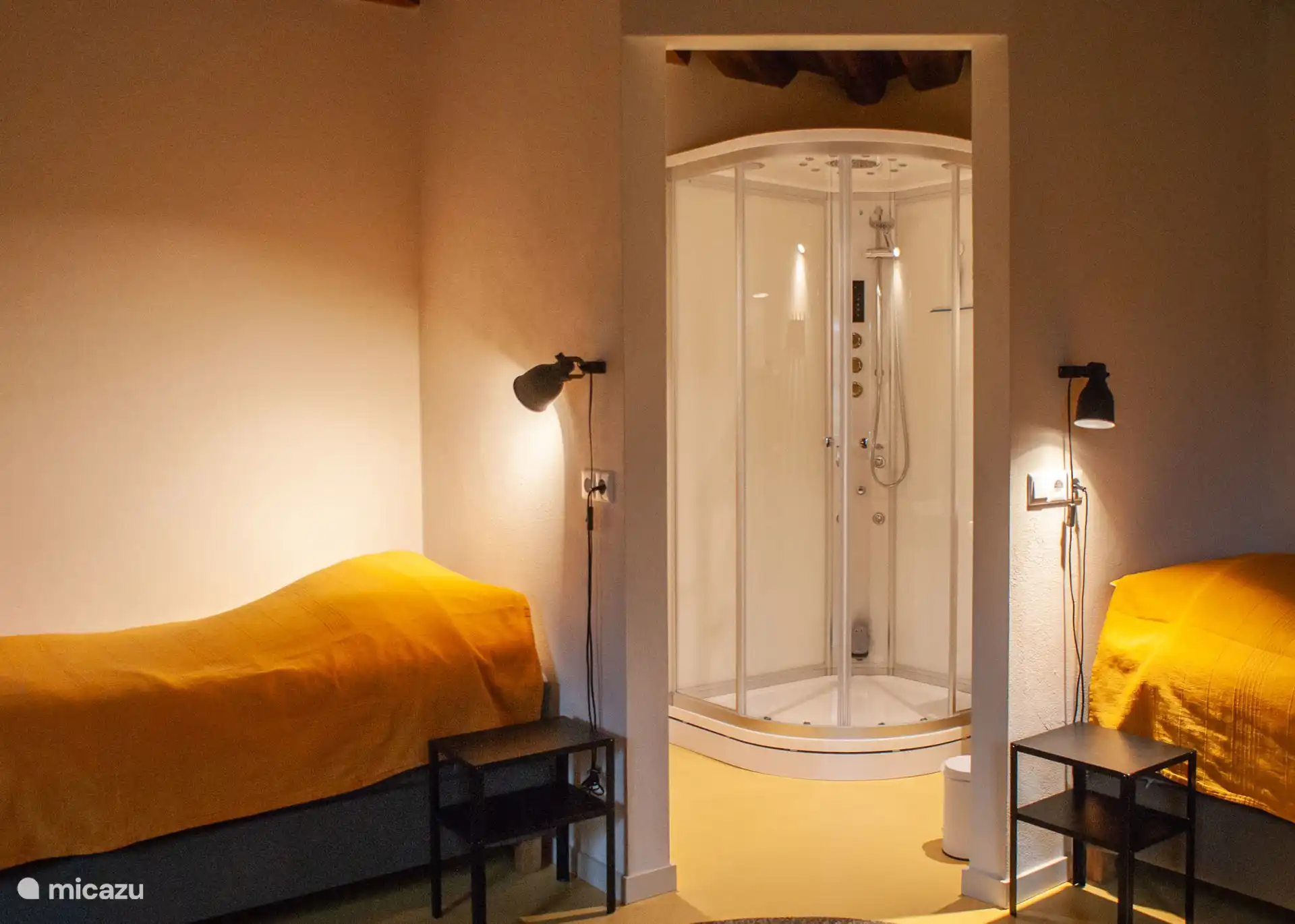 Dormitorio en la planta baja con una cama doble y dos camas individuales