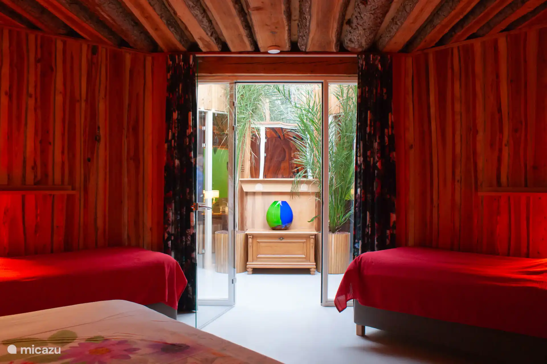 Dormitorio con una cama doble y dos camas individuales