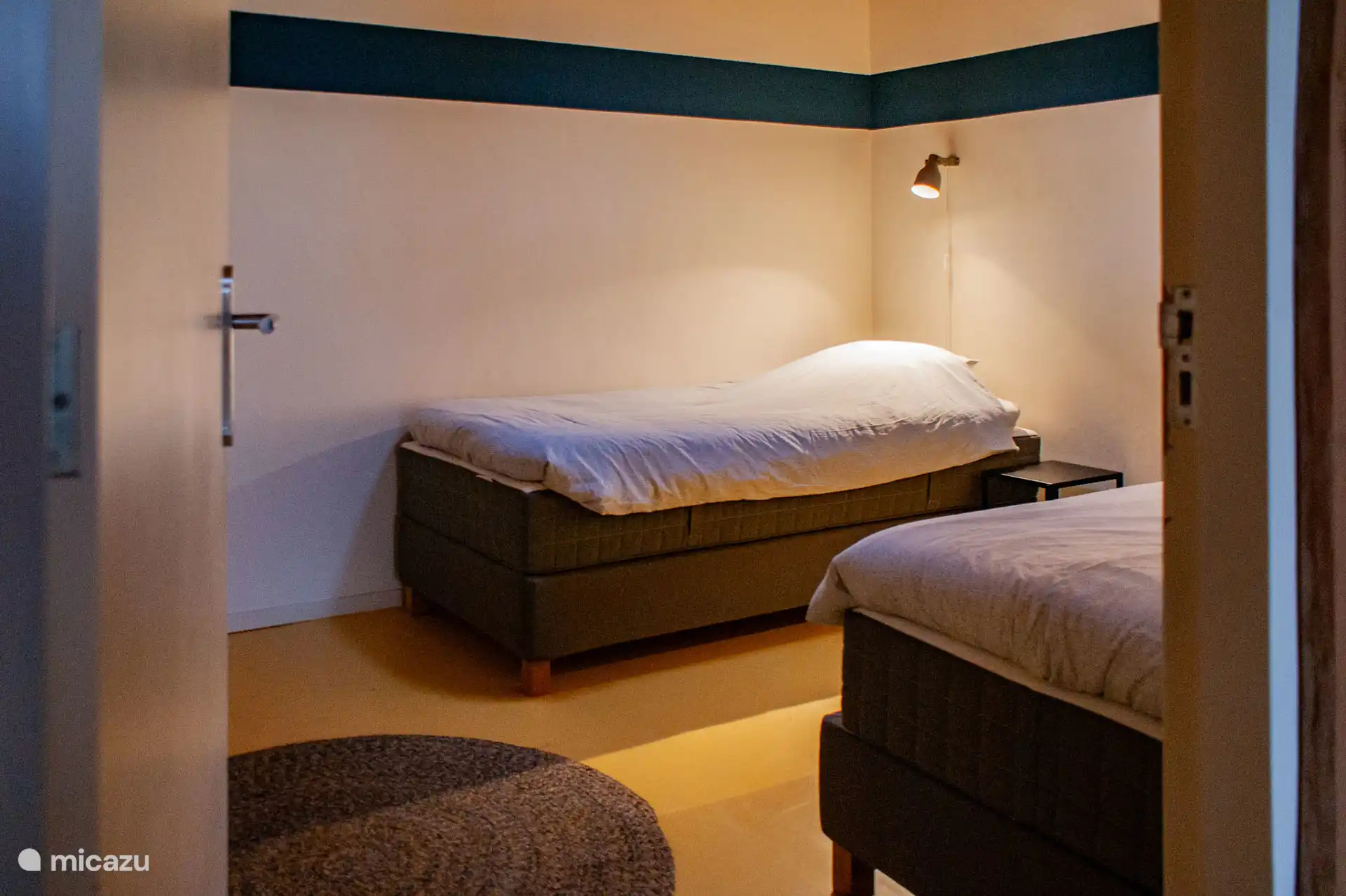 Dormitorio en la planta baja con dos camas individuales