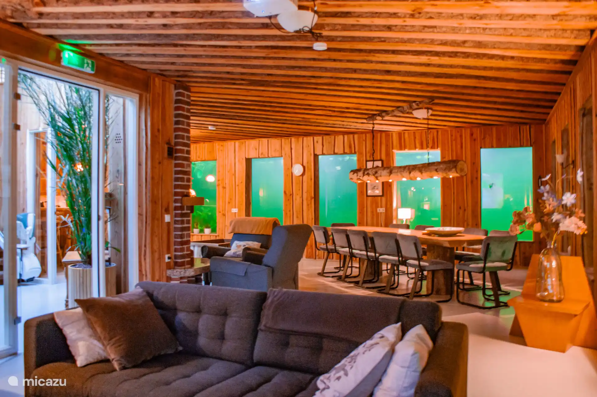 El salón, el comedor y la cocina están en la misma habitación con vistas submarinas