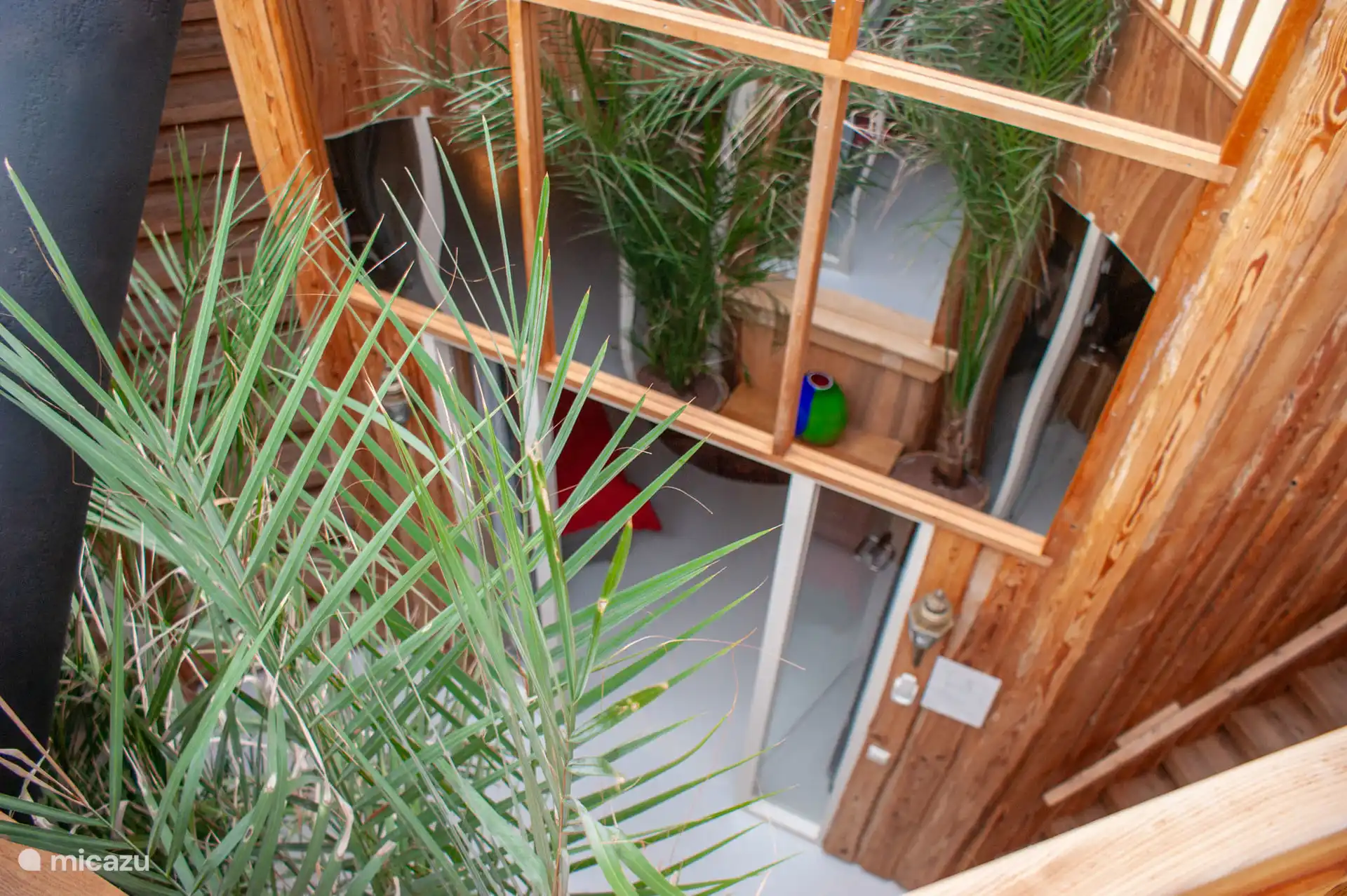 Pared espejada que refleja la luz del día en la planta baja