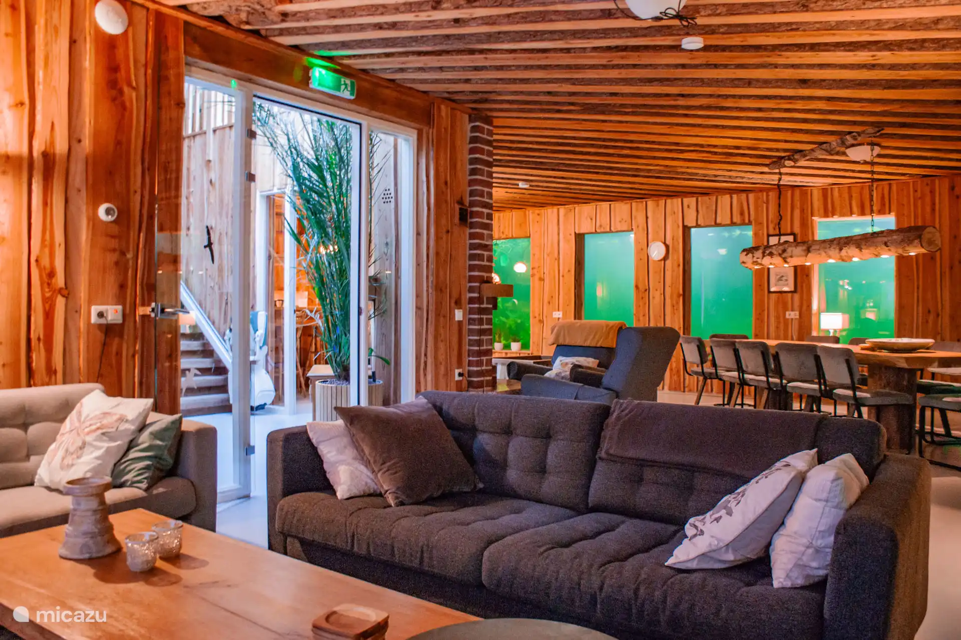 Salón y dos sillones frente a la chimenea