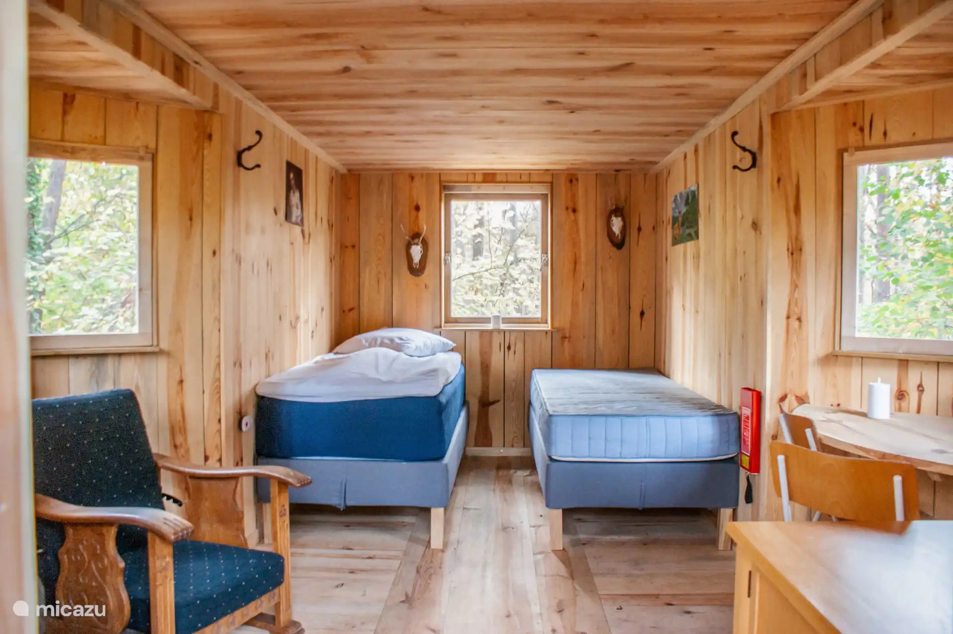 Interior de la casa del árbol, también hay un baño disponible
