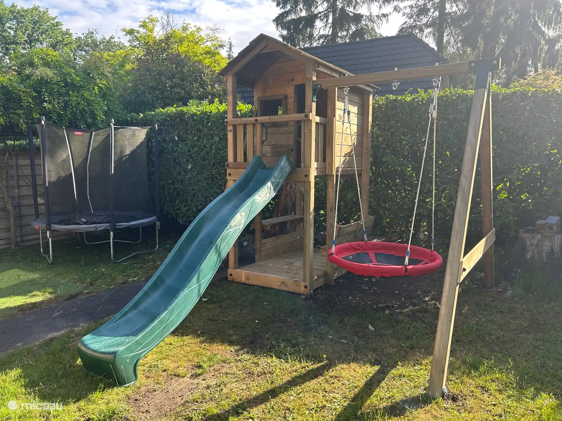 Maison de jeux avec toboggan et balançoire de nid