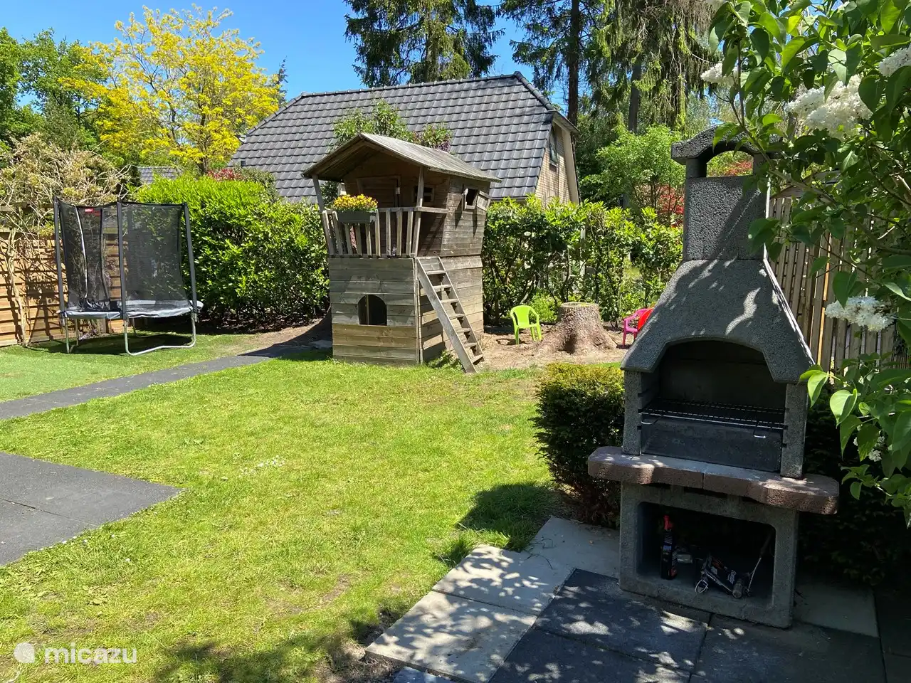 Garten mit Spielgeräten und Grill
