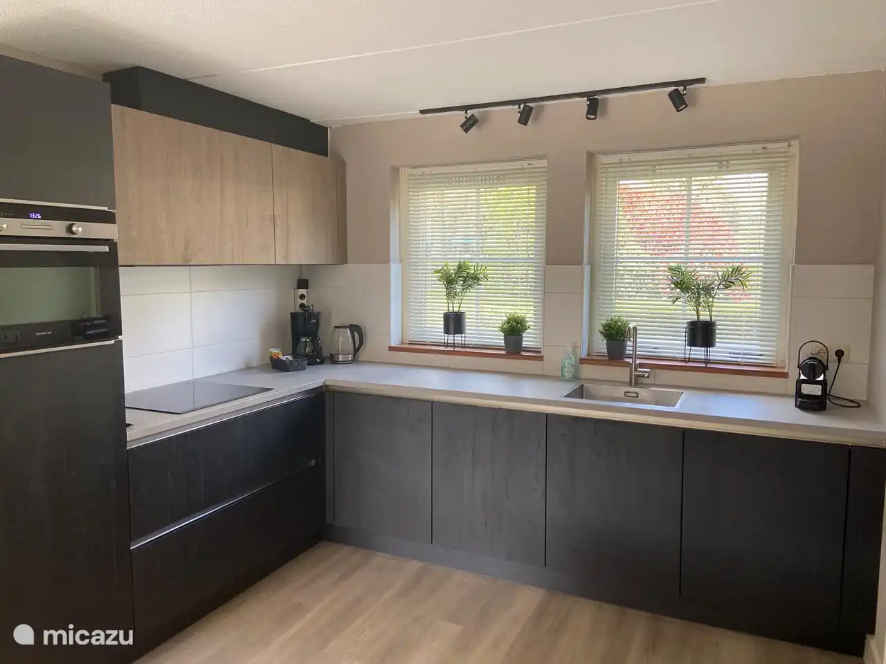 Neue Küche mit Induktionskochfeld, Geschirrspüler und Kombibackofen