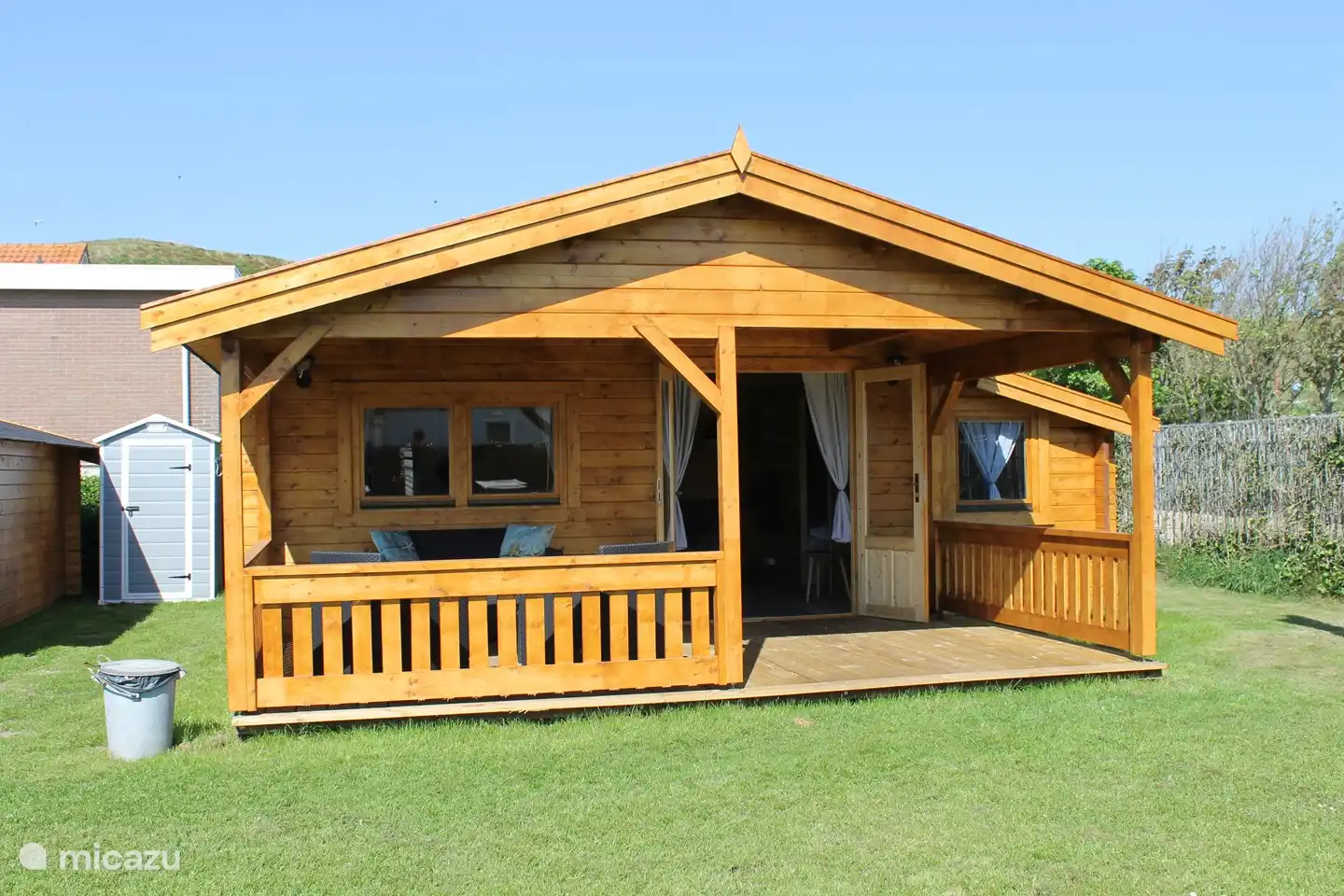 Boerenzwaluw in Niederlande, Nordholland, Julianadorp aan Zee - blockhütte / lodge