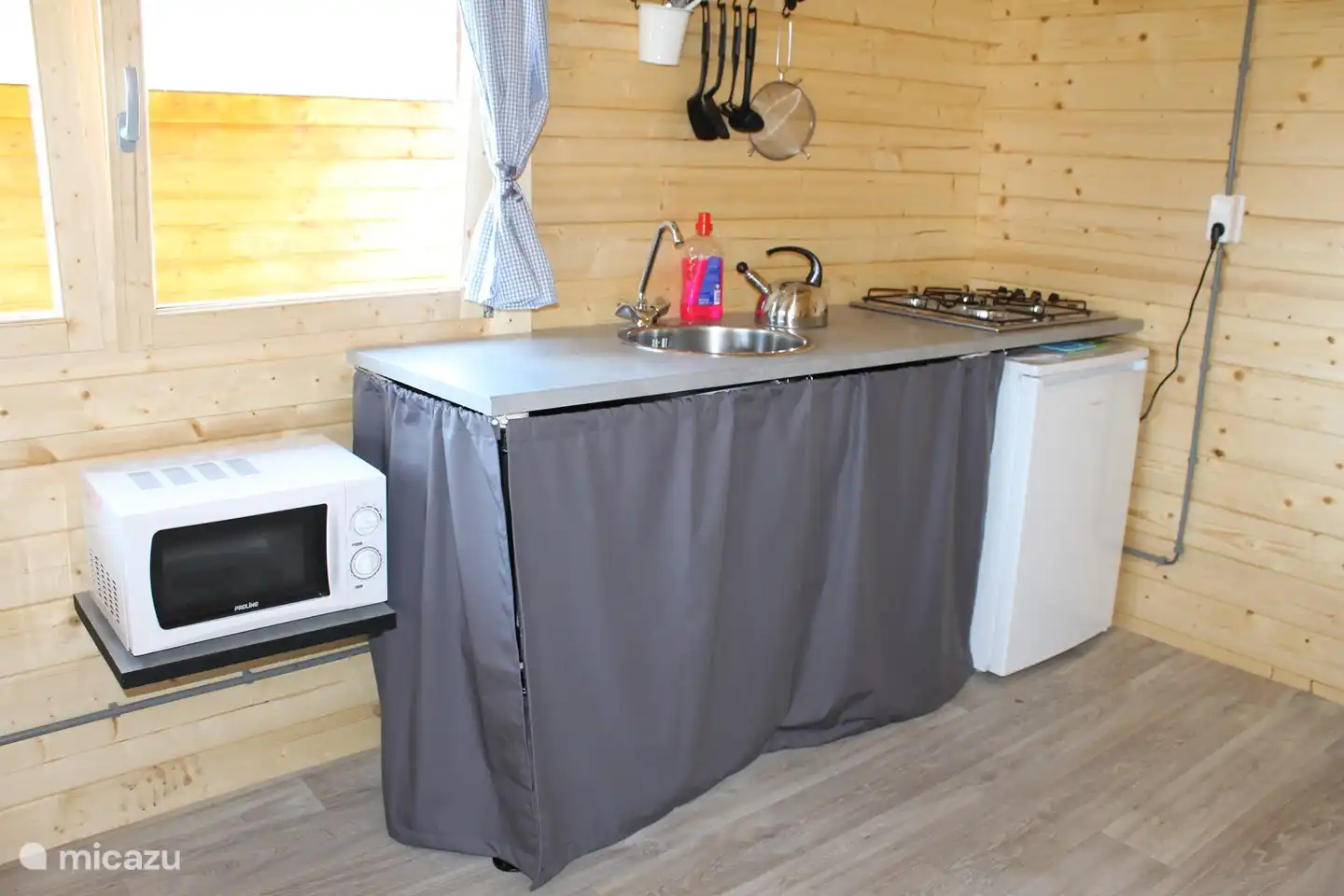 Küche mit Mikrowelle