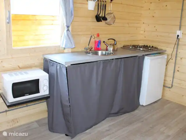 Boerenzwaluw huren in Nederland, Noord-Holland, Julianadorp aan Zee - blokhut / lodge keuken met magnetron